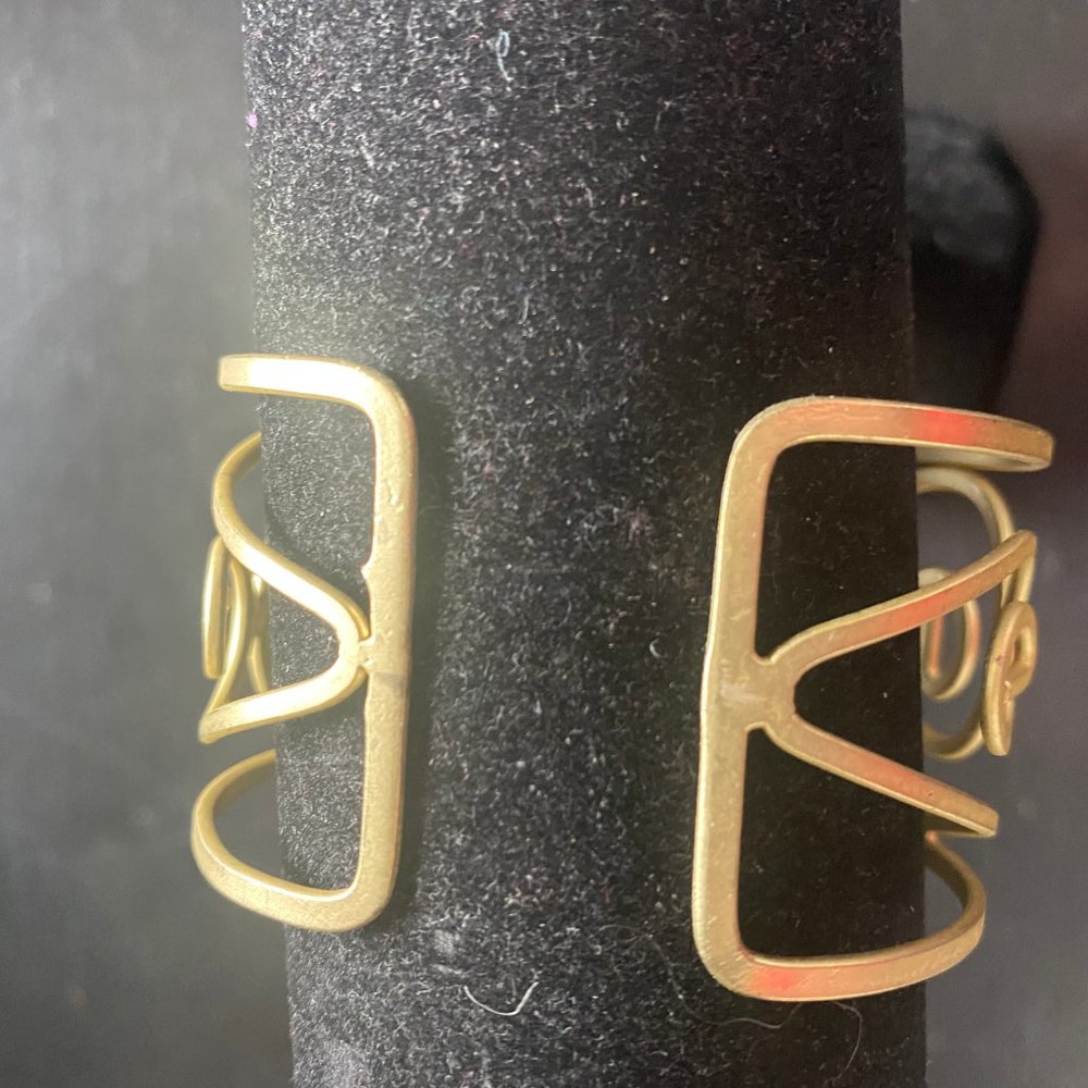 Classic Cuff - Picture 2 of 3